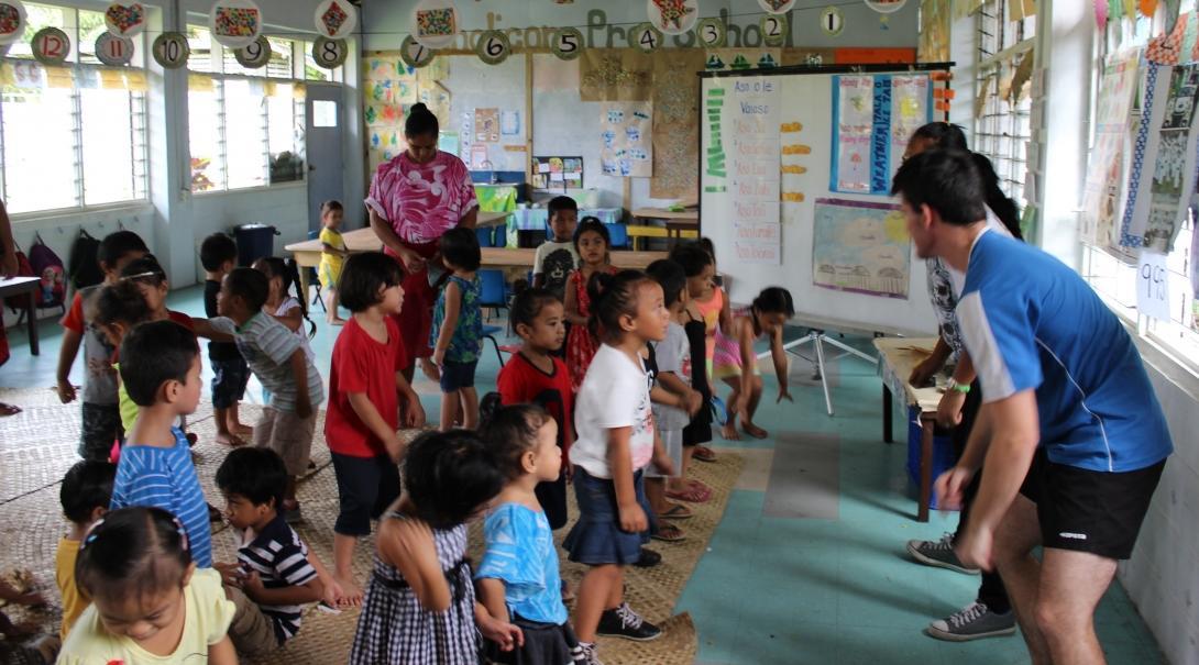 A Projects Abroad volunteer demonstrates exercises for his rugby coaching work experience in Samoa. A student demonstrates exercises during his volunteer rugby coaching in Samoa.